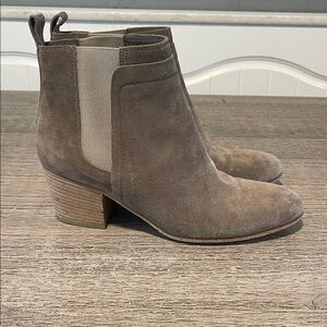 VINCE Hallie Round Toe Suede Booties in Grey Limestone size 7